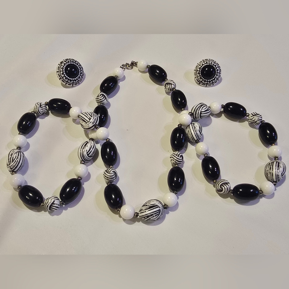 VTG 1960s/70s Black White Mod Necklace with Matching Earrings 30" Bead Set